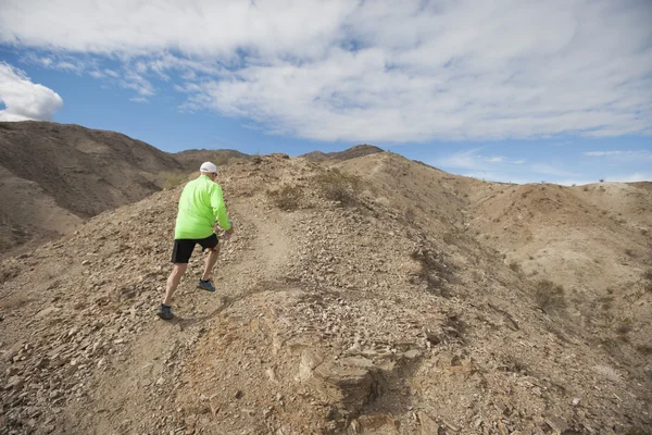 年配の男性が山にジョギング — ストック写真