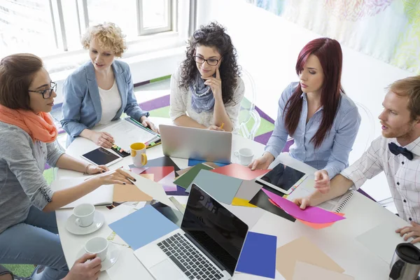 Empresários analisando fotografias — Fotografia de Stock