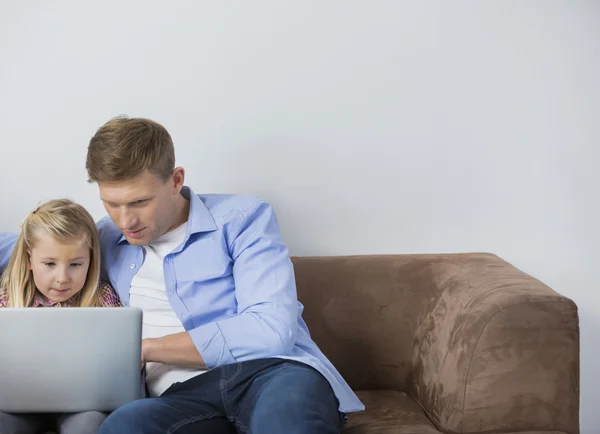 Vater und Tochter mit Laptop — Stockfoto