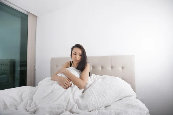 Mulher sentada na cama — Fotografia de Stock