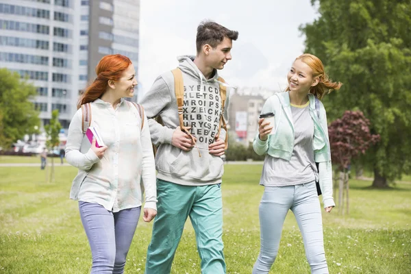 Freunde zu Fuß auf College-Campus — Stockfoto