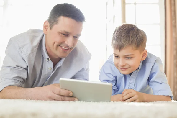 Pai e filho usando mesa digital — Fotografia de Stock