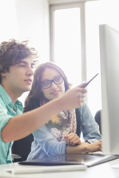 Business colleagues discussing over desktop — Stock Photo, Image