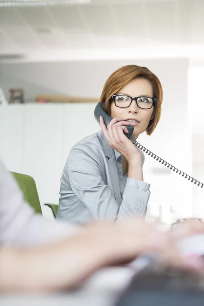 Femme d'affaires utilisant le téléphone — Photo