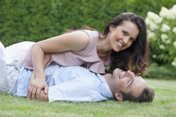 Couple having leisure time in park — Stock Photo, Image