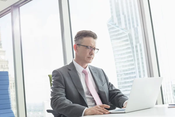 Businessman using laptop — Stock Photo, Image