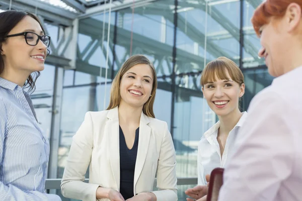 Femmes d'affaires ayant une conversation — Photo