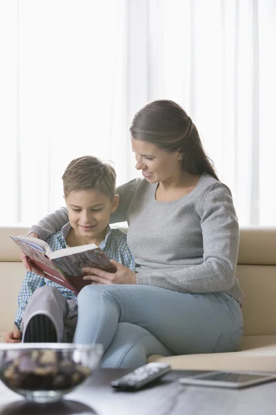 Mère et fils lisant le livre — Photo