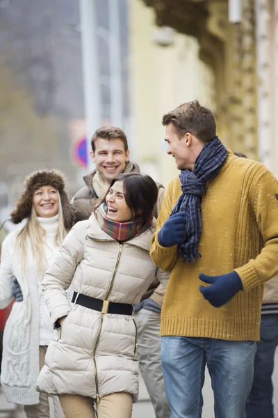 Par i varma kläder promenader — Stockfoto