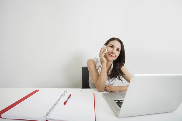 东张西望的女商人 — 图库照片