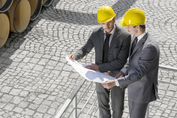 Architecten onderzoeken blauwdruk — Stockfoto