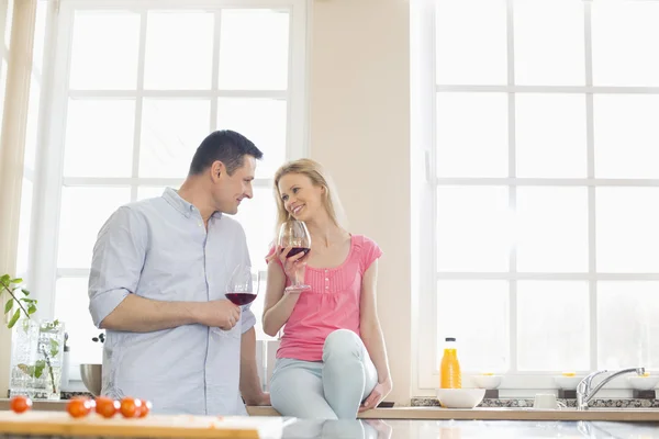 Pareja mirando a cada uno —  Fotos de Stock