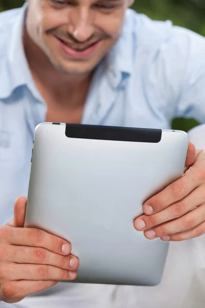 Man using digital tablet — Stock Photo, Image