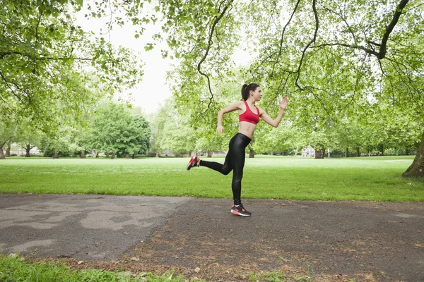 Donna che corre nel parco — Foto Stock