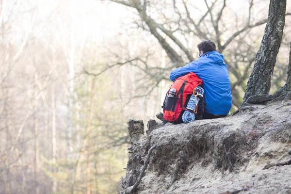 Uçurumun kenarında üzerinde hikersitting — Stok fotoğraf