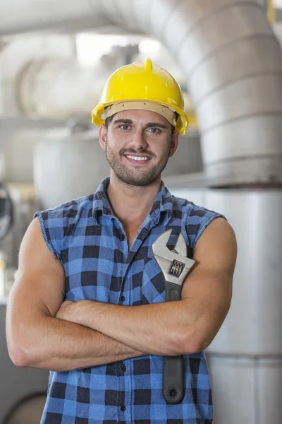 Trabajador industrial de pie brazos cruzados —  Fotos de Stock