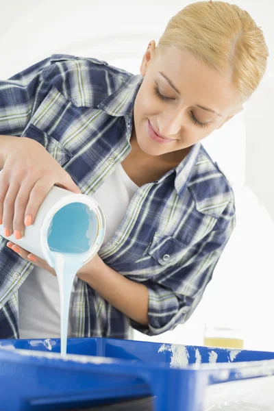 Woman pouring paint — Stock Photo, Image