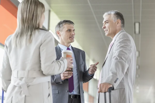 Ondernemers die met elkaar communiceren — Stockfoto