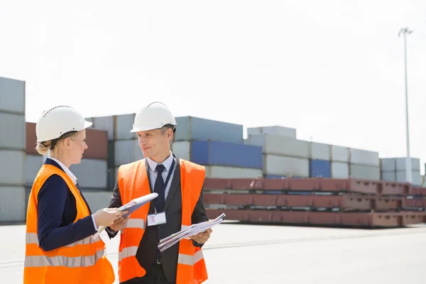 Workers discussing Royalty Free Stock Photos