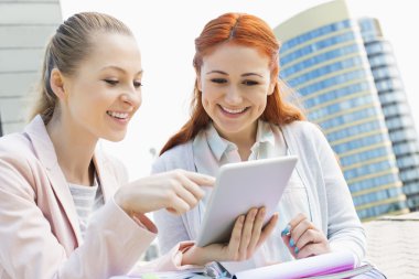 Tablet Pc kullanan öğrenciler