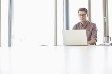 İşadamı dizüstü bilgisayarla çalışıyor