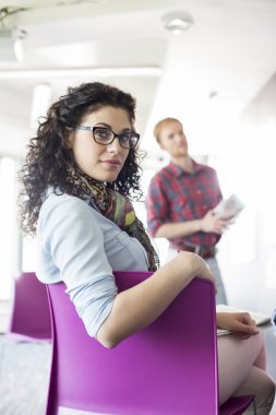 İş kadını sandalyede oturuyor.