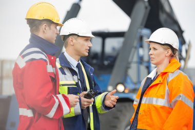 İşçiler tartışıyor