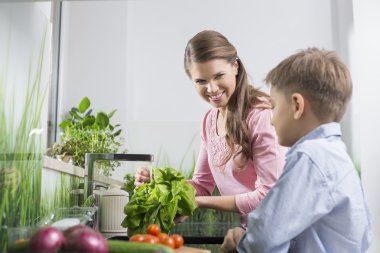 Anne ve oğlu sebze yıkama