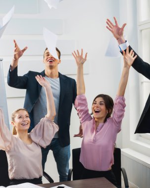 Kağıtları atma iş adamları