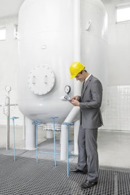 Yönetici depolama tankı hazır pano ile