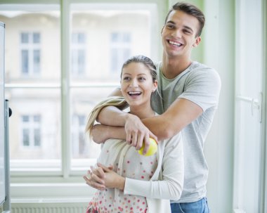 Uzaklara bakan çift