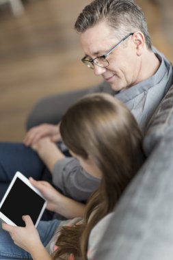 Baba ve kızı dijital tablet kullanma