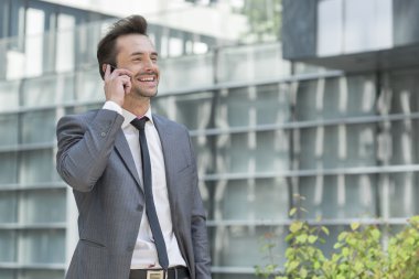 Cep telefonu kullanan bir iş adamı.