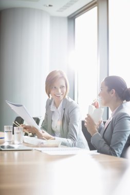 Öğle Yemeği yerken çalışma iş kadınları