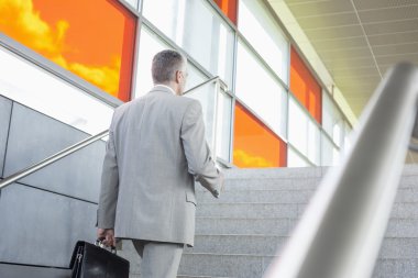 iş adamı merdivenlerden yukarı yürümek