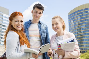 açık havada okuyan öğrenciler