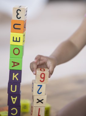 Bloklarla oynayan kız