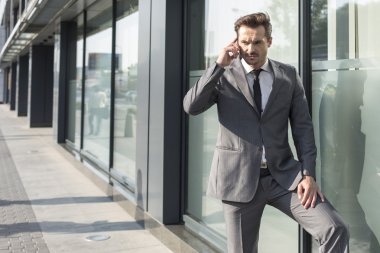 Cep telefonu kullanan bir iş adamı.