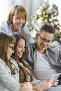 Tablet pc kullanan aile