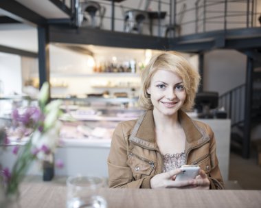 Cep telefonu kullanan kadın