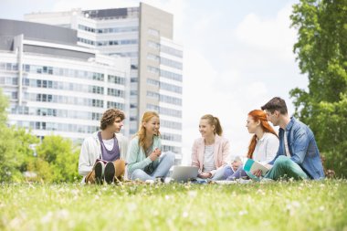 Öğrenciler birlikte okuyorlar.