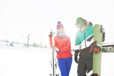 Gülümseyen genç çift