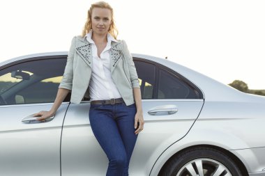 Arabanın yanında duran kadın