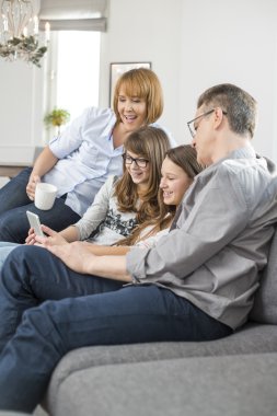 Dijital tablet kullanan aile