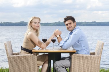 El ele tutuşan çift