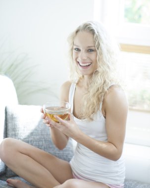 kadın holding bitkisel çay bardağı