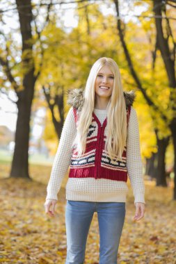 parkta duran genç kadın