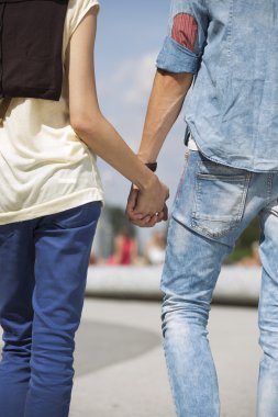 El ele tutuşan çift