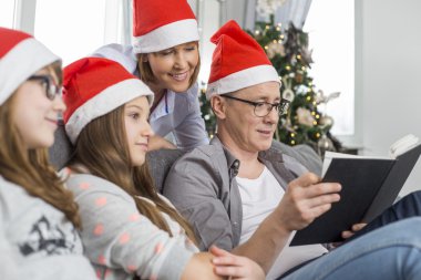 Babam ailesi için kitap okumak