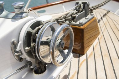 Yatta çapa zinciriyle vinç